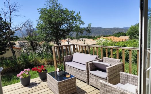 Recent detached house with garden