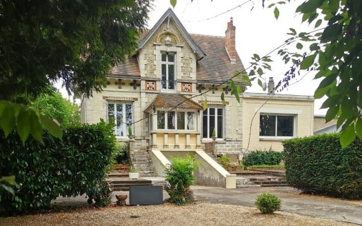 1920s millstone house with 4 bedrooms, outbuildings and large garden in Amboise town centre