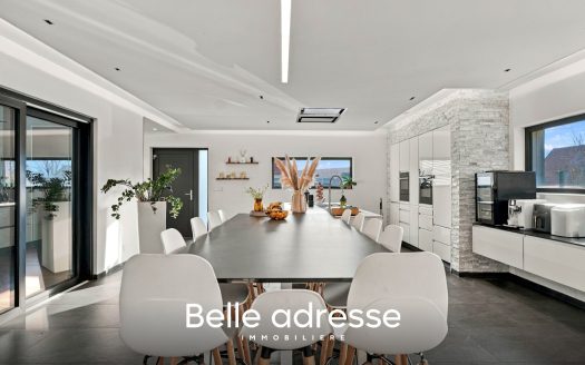 Real estate complex in a rare living environment