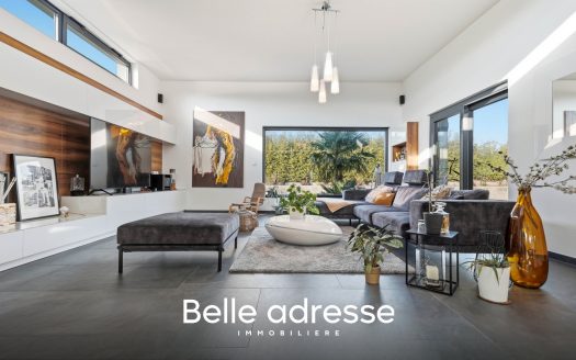 Real estate complex in a rare living environment