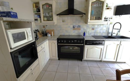 In a quiet location 10 minutes from Tours, 6 bedroom house, outbuildings, large plot of land