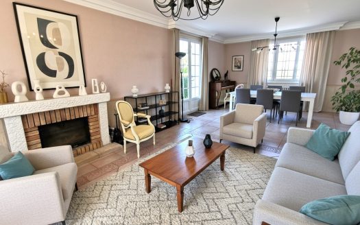 In a quiet location 10 minutes from Tours, 6 bedroom house, outbuildings, large plot of land
