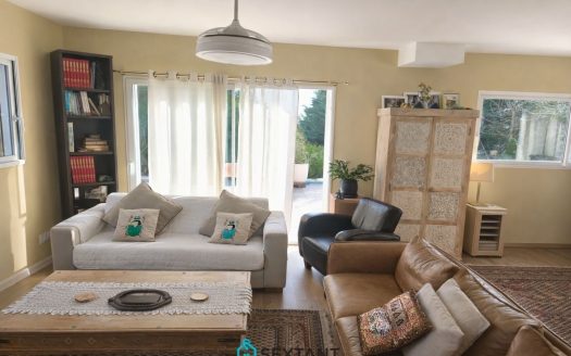 Belle villa mitoyenne familiale de 135 sqm avec piscine chauffée -Collonges-Secteur Ecorans- 618.000 €