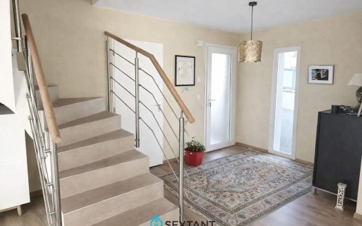 Belle villa mitoyenne familiale de 135 sqm avec piscine chauffée -Collonges-Secteur Ecorans- 618.000 €