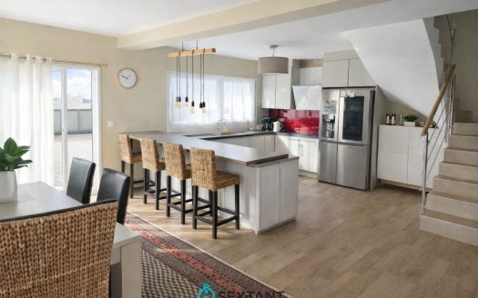 Belle villa mitoyenne familiale de 135 sqm avec piscine chauffée -Collonges-Secteur Ecorans- 618.000 €