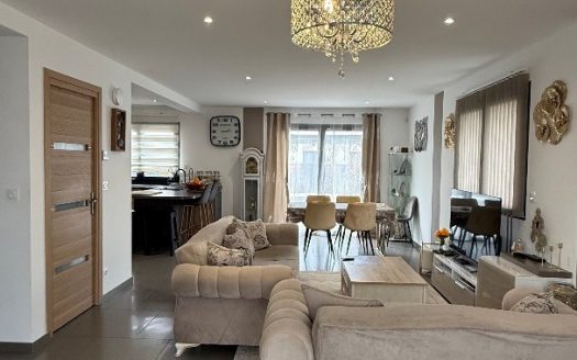 Stunning contemporary house built in 2020 – Sought-after area.