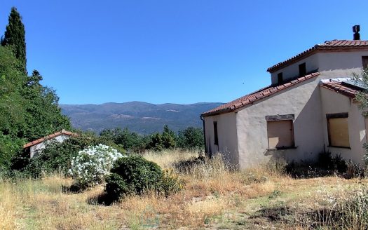 6-Room Bioclimatic House for Renovation on a 2,500 sqm Plot