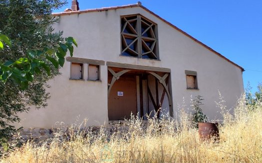 6-Room Bioclimatic House for Renovation on a 2,500 sqm Plot