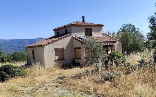 6-Room Bioclimatic House for Renovation on a 2,500 sqm Plot