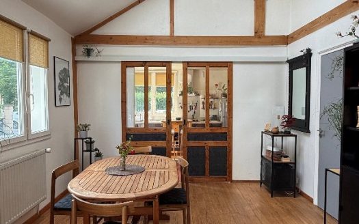 Atypical house with extension of approximately 145sqm, on the edge of the forest and in absolute calm