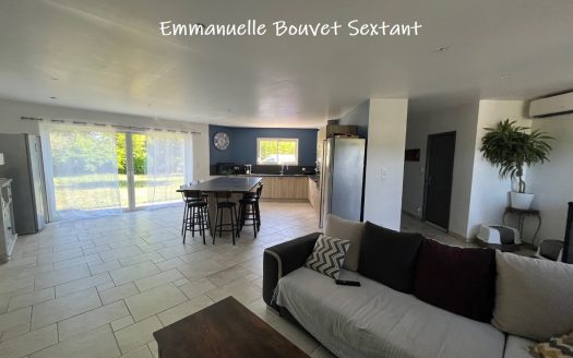 Contemporary house, 4 beds, 2 baths, 2 toilets, double-garage, 2000 sqm