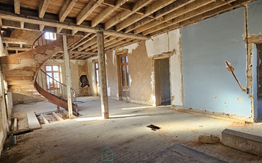 In Sarlat, a spacious 190 sqm raw apartment ready for a complete transformation.