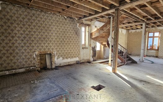 In Sarlat, a spacious 190 sqm raw apartment ready for a complete transformation.
