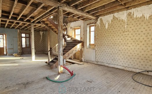 In Sarlat, a spacious 190 sqm raw apartment ready for a complete transformation.