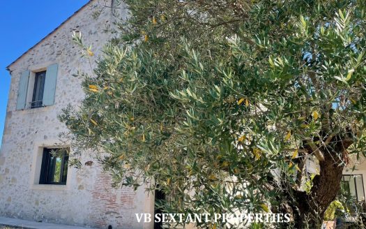 South Gironde, Beautiful renovated country house with panoramic views, outbuildings and swimming pool. 11 hectares