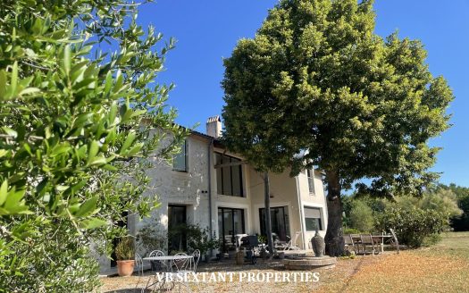 South Gironde, Beautiful renovated country house with panoramic views, outbuildings and swimming pool. 11 hectares