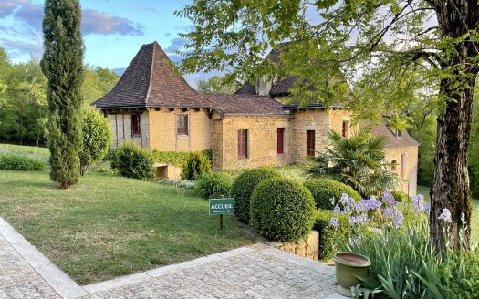 A true gem nestled in a lush green setting in the commune of Domme.