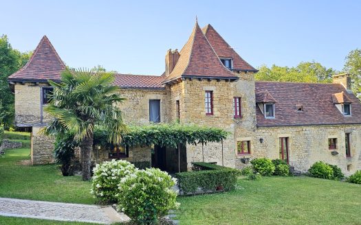 A true gem nestled in a lush green setting in the commune of Domme.