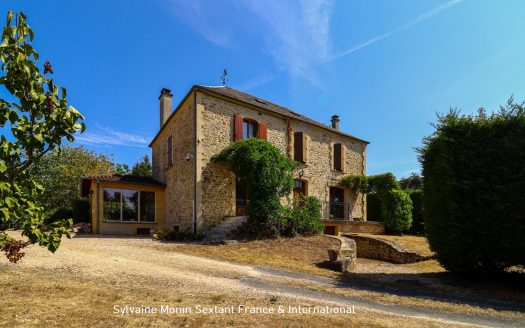 Elegant character stone house, 6 bedrooms, swimming pool, outbuildings on a wooded plot of 5,000 sqm