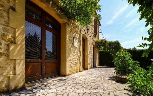 Elegant character stone house, 6 bedrooms, swimming pool, outbuildings on a wooded plot of 5,000 sqm