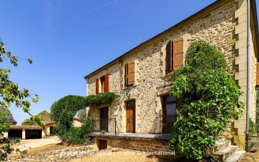 Elegant character stone house, 6 bedrooms, swimming pool, outbuildings on a wooded plot of 5,000 sqm