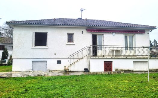 MAISON BERGERAC AU CALME AVEC GRAND POTENTIEL D'AMENAGEMENT