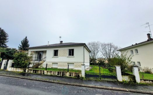 MAISON BERGERAC AU CALME AVEC GRAND POTENTIEL D'AMENAGEMENT