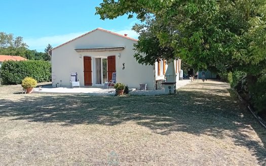 Property 3 bedrooms and large open garden