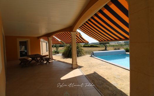 Contemporary low-energy house with an unobstructed view of the surrounding countryside.