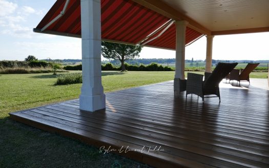 Contemporary low-energy house with an unobstructed view of the surrounding countryside.