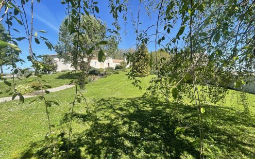 ARCHITECT'S HOUSE OF 225 M² AND INDEPENDENT GITE OF 65 M² IN A WOODED PARK OF MORE THAN 4,000 M²