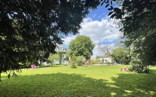 18TH-CENTURY CHATEAU WITH OUTBUILDINGS AND INDEPENDENT GUEST HOUSE ON A 2-HECTARE PARK