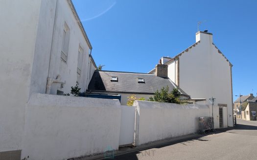 Commercial and residential property to renovate in Etel