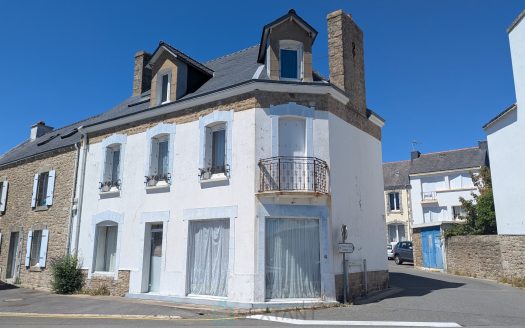 Commercial and residential property to renovate in Etel