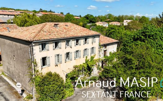 MAGNIFICENT 7-BED FORMER COACHING INN (290M²) WITH NUMEROUS OUTBUILDINGS (880sqm) AND LARGE GAREN