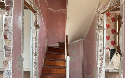GREAT POTENTIAL – Stone house to renovate – 110 sqm – 200 sqm plot – Grand-Couronne.