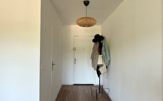 A REAL GEM – Fully renovated, bright 4-room apartment with balcony and parking.