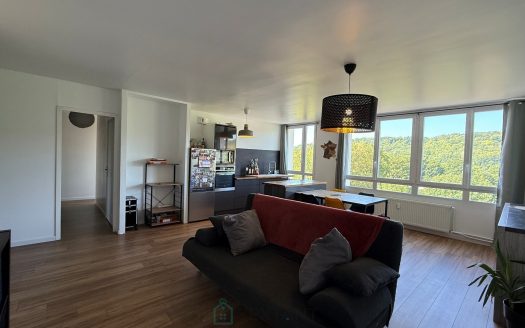 A REAL GEM – Fully renovated, bright 4-room apartment with balcony and parking.