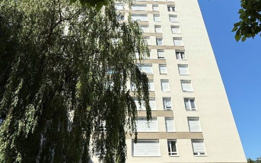 A REAL GEM – Fully renovated, bright 4-room apartment with balcony and parking.