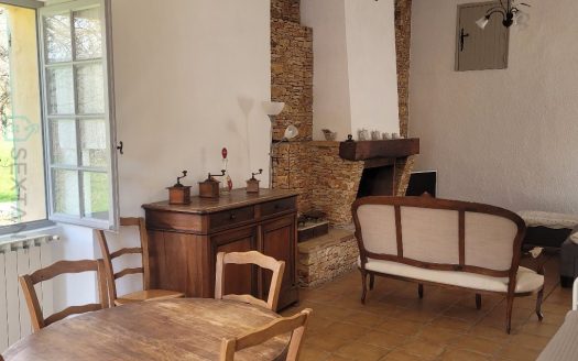 Maison pleine de charme, piscine et potentiel au coeur d'un hameau provençal