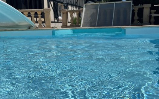 Beautiful 3-bedroom farmhouse with heated swimming pool