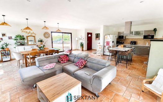 CONTEMPORARY SINGLE-STOREY HOUSE – 250 sqm LIVING SPACE – 3,300 sqm PLOT – ENERGY RATING B