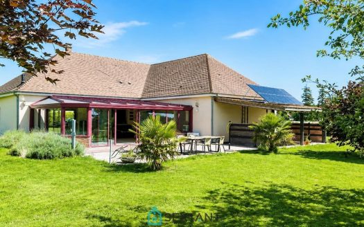 CONTEMPORARY SINGLE-STOREY HOUSE – 250 sqm LIVING SPACE – 3,300 sqm PLOT – ENERGY RATING B
