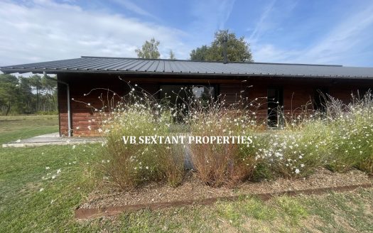 On the outskirts of Bazas, a 3-hectare property with a house and outbuildings.