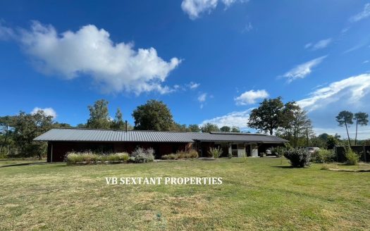 On the outskirts of Bazas, a 3-hectare property with a house and outbuildings.