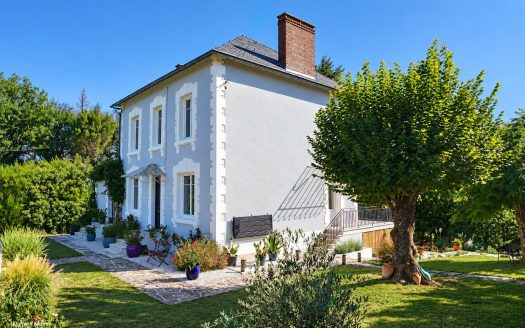 Manor house from the 1930s – Elegance, nature and village life in the heart of the green Périgord.