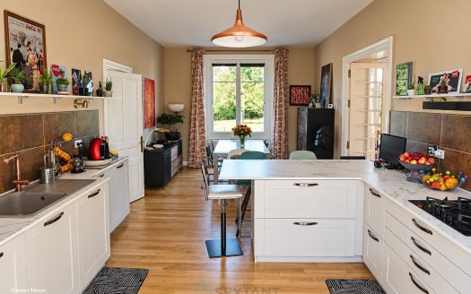 Manor house from the 1930s – Elegance, nature and village life in the heart of the green Périgord.