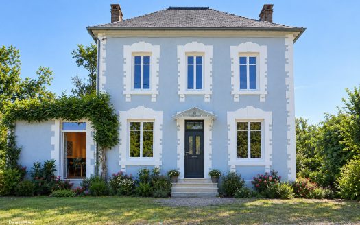 Manor house from the 1930s – Elegance, nature and village life in the heart of the green Périgord.