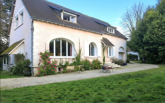 Property with 2 houses and outbuildings – Amboise town center
