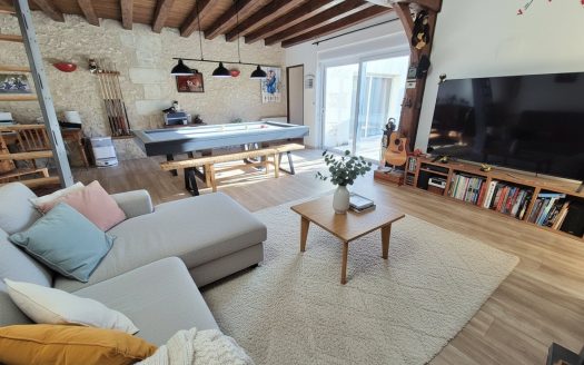 Beautiful renovated farmhouse on enclosed garden